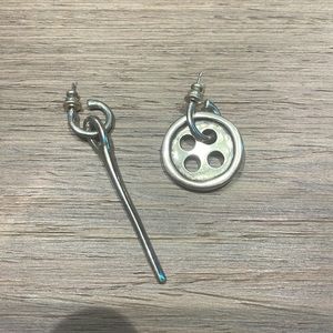 Uno de 50 Needle and Button earrings